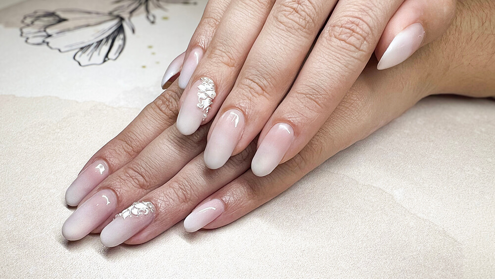 Nail art babyboomer et dentelles et perles