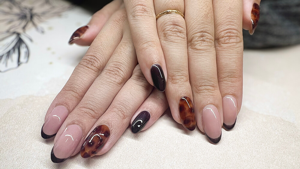 Nail art motif écaille de tortue et french